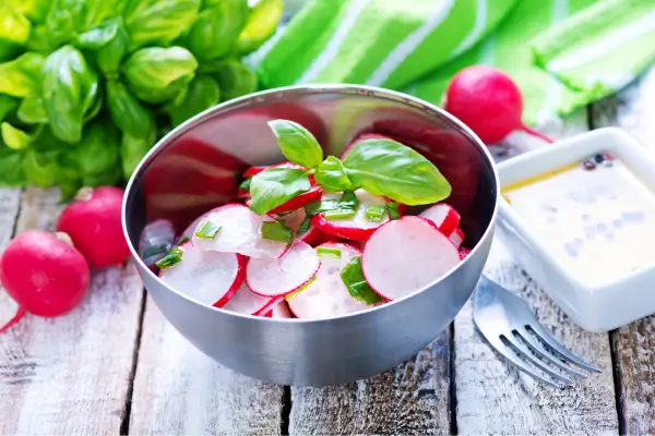 Tigela colorida de salada de rabanetes, ideal para alimentação infantil saudável e incentivo ao consumo de vegetais desde a infância.