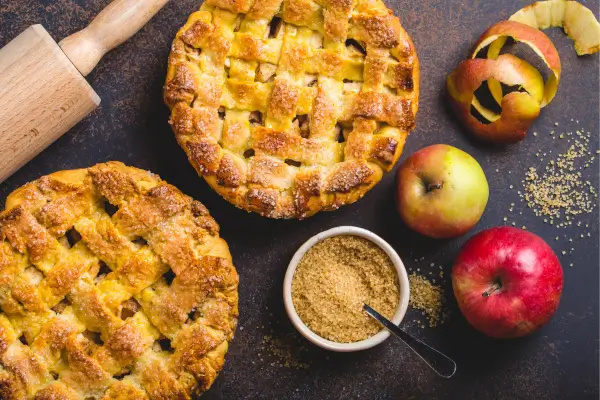 Torta de maçã dourada e crocante sobre uma mesa de madeira, lembrando a clássica história infantil da Branca de Neve, onde uma maçã encantada muda o rumo da aventura no conto de fadas.