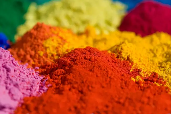 Terras coloridas prontas para uso em projetos artísticos infantis ao ar livre com pigmentos naturais.