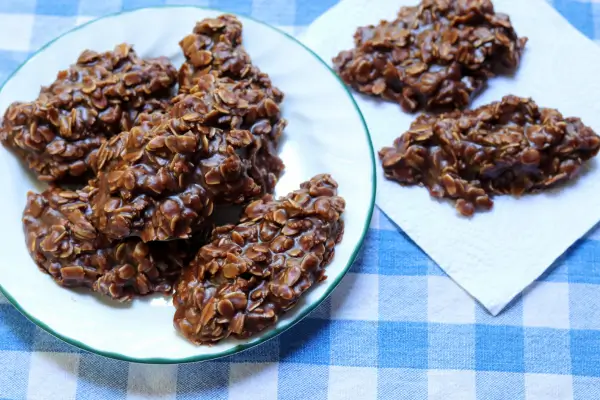 Biscoitos com aparência de terra, feitos com cacau e aveia, servidos de forma divertida como parte de uma atividade de culinária criativa para crianças.