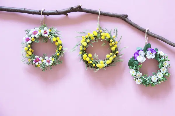 Guirlandas da primavera feitas com flores, folhas e sementes, em uma atividade de artesanato que celebra a estação e estimula a criatividade com elementos naturais