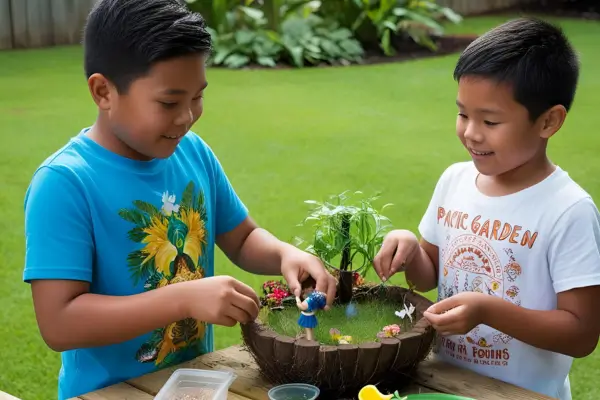 Garotos no jardim construindo um mini jardim de fadas com pedras, galhos, folhas e outros elementos naturais, em uma atividade lúdica que estimula a criatividade e a imaginação